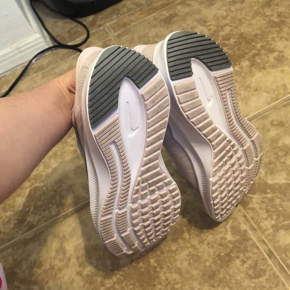 Brand new Nike running shoes in rose/gray/ metallic color! - Picture 4 of 5